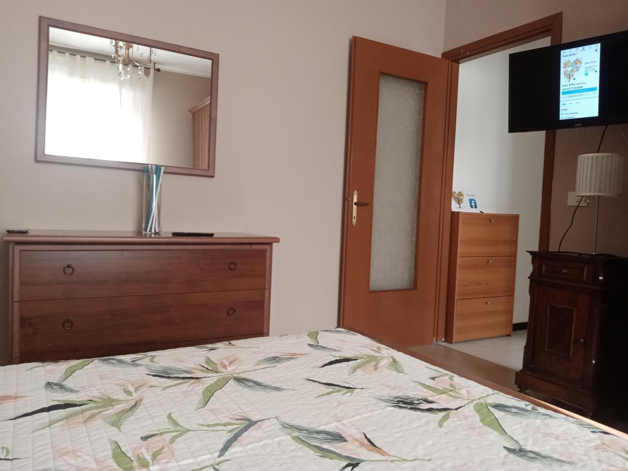 "Casa Sofia" Appartamento Raffalda Zona Clinica Piacenza Luaran gambar
